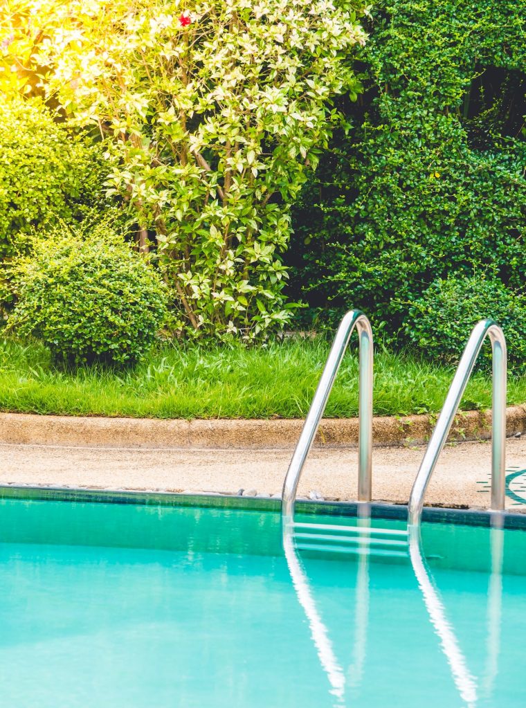 piscina-al-aire-libre_1203-3051